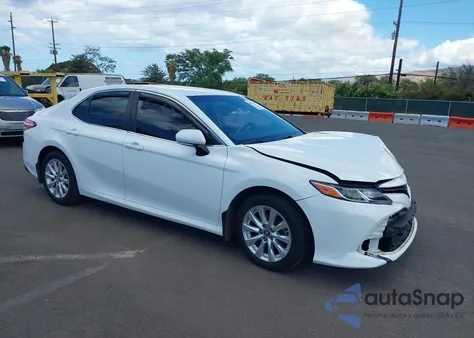 2018 Toyota Camry Le z USA, uszkodzony, nr VIN 4T1B11HK5JU015844